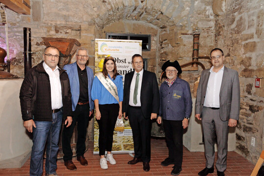 Es gratulierten zum Immateriellen Kulturerbe Gerd Kinzinger, Landesverband Nord-W�rttemberg, Alois Gerig, Pr�sident des Bundesverbandes der Klein- und Obstbrenner, Anna Steinmann, Deutsche Destillatk�nigin, Peter Hauk, Landesminister, Kurt Sartorius, Museumsleiter und B�rgermeister Albrecht Dautel. (v.l.)