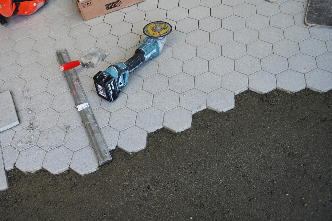 Verlegung eines s�urefesten Keramikbodens.