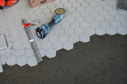 Verlegung eines säurefesten Keramikbodens.