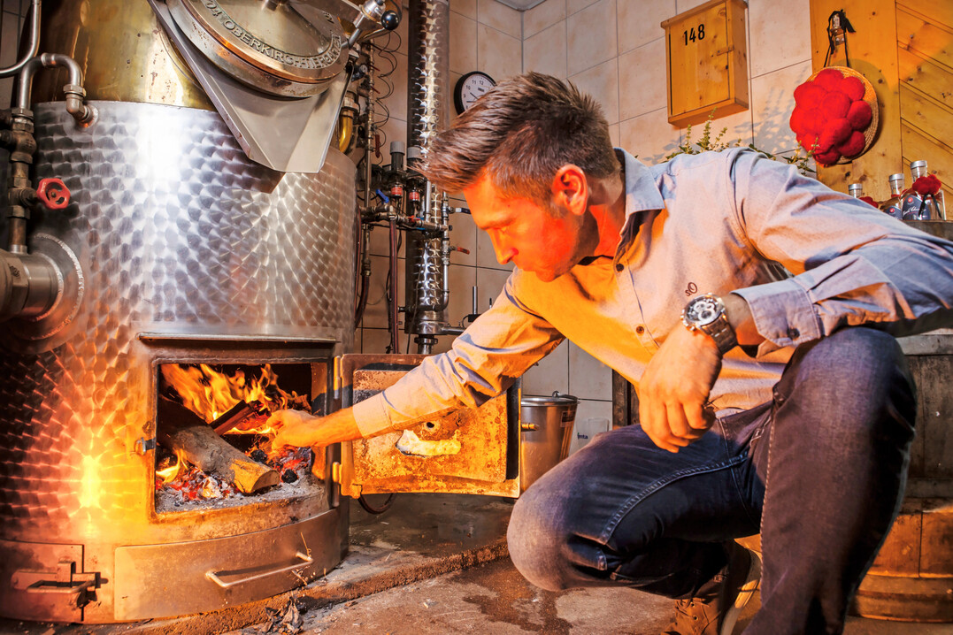 Frank Weber an der holzbefeuerten Brennerei von Müller.