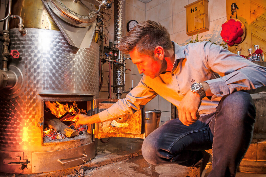 Frank Weber an der holzbefeuerten Brennerei von M�ller.