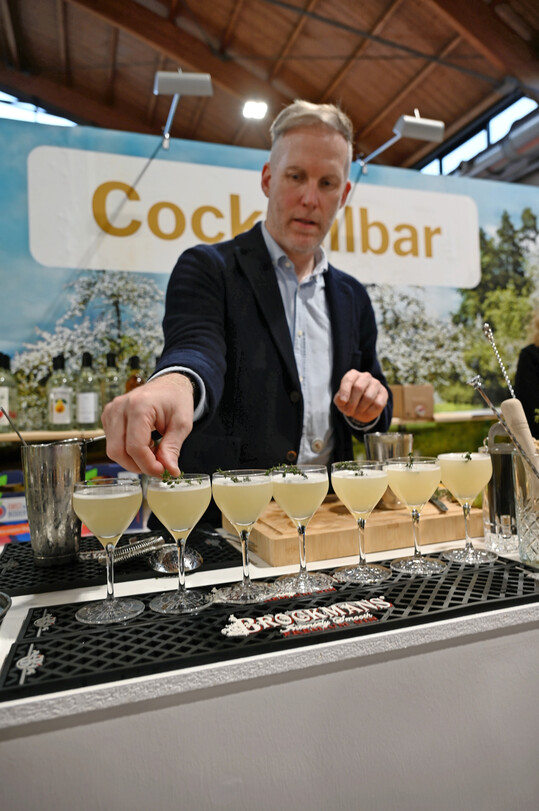 Patrick Braun mixt auf der Fruchtwelt 2026 Cocktails.