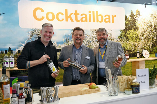 Cocktail-Projekt: Patrick Braun, Andreas Metzler und Arthur N�gele am Cocktailstand. Andreas Metzler, der Vorsitzende der S�dw�rttemberger Brenner hatte die Messeveranstaltung ma�geblich organisiert.