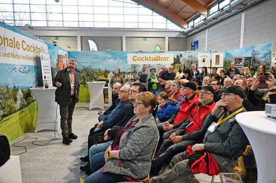 Arthur N�gele h�lt einen Vortrag zu Cocktails.