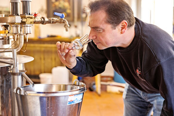 Feine Destillate erfordern eine feine Nase. Johannes Haas hat sie.