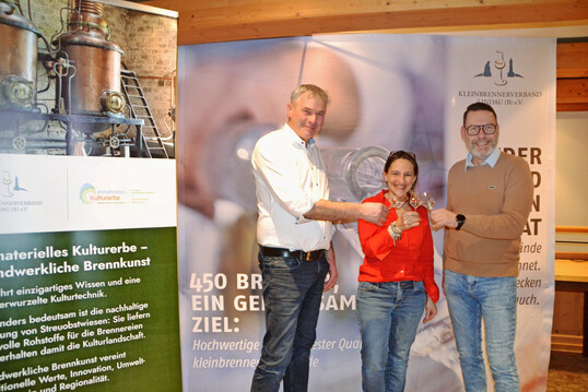 J�rgen Spieler, Silke Eckert-Lion und Mathias Kr�nert sto�en miteinander an.