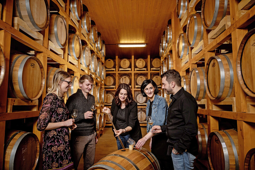 Tasting im Fasslager der Brennerei Haider.