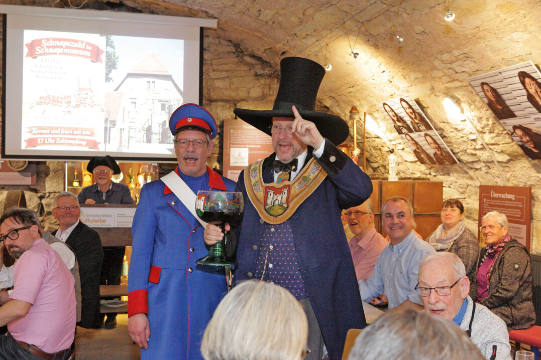 Illustriere G�ste wie der Schultes von Besga (Besigheim) mit seinem B�ttel gratulierten zur Schnapszahl.