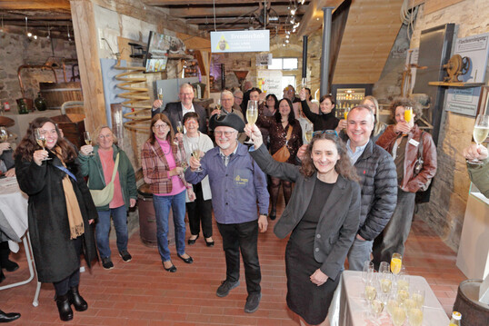 Mit Sekt sto�en die G�ste auf die Schnapszahl 33 Jahre Schw�bisches Schnapsmuseum an.