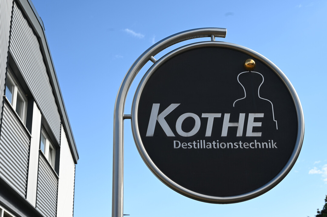 Firmenschild und Logo der Kothe Destillationstechnik GmbH