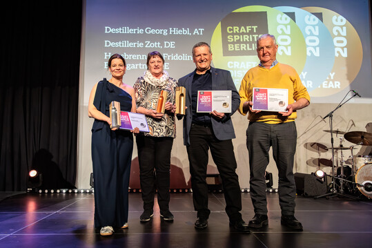 Craft Distillery of the Year 2026: Katharina Zott (Silber), Anneliese Baumgartner (Bronze), Georg Hiebl (Gold), Fridolin Baumgartner (Bronze).