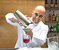 Domenico Termine mixt einen Cocktail.