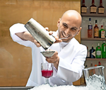 Domenico Termine mixt einen Cocktail.
