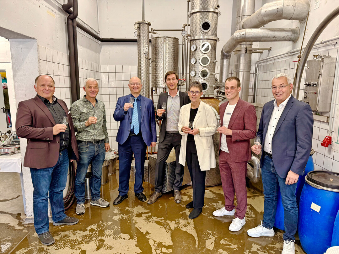 Das Foto zeigt von links nach rechts: Markus Hau� (2. Vorsitzender Verband Pf�lzer Klein- und Obstbrenner e.V.), Ulrich Staub (Brennmeister DLR Rheinpfalz), Werner Albrecht (BMLEH), Dr. Jochen Vestner (Fachgebietsleiter Aromenforschung, DLR), Petra Dick-Walther (Staatssekret�rin MWVLW Rheinland-Pfalz), Lucas M�hlh�user (1. Vorsitzender Verband Pf�lzer Klein- und Obstbrenner e.V.), Michael Falk (Gesch�ftsf�hrer Verband Pf�lzer Klein- und Obstbrenner e.V.)