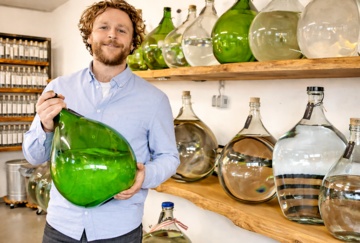 Robert Hansinger in seinem Destillatlager.