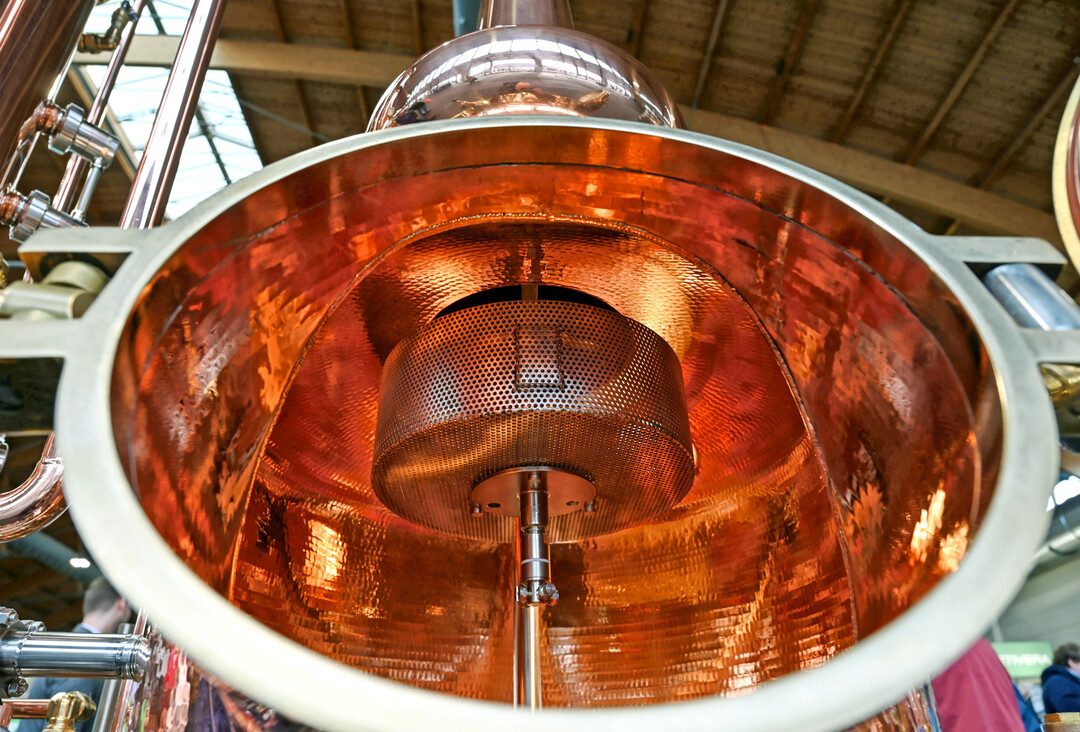 Blick in die Brennblase mit eingeh�ngtem Korb f�r Botanicals.