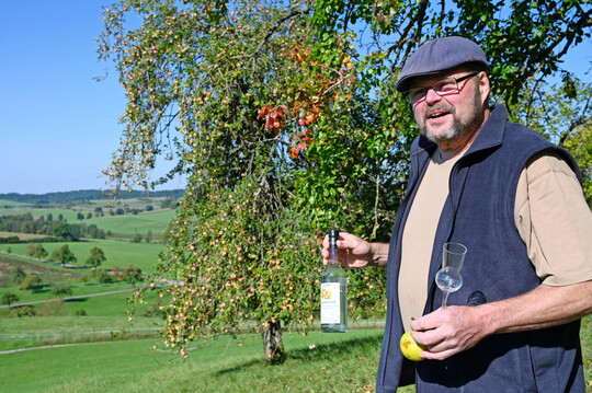 Wolfgang Schirle auf seiner Streuobstwiese
