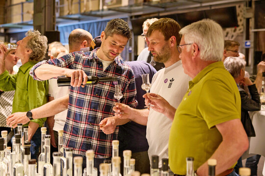 Die zahlreichen pr�mierten Produkte wurden auf der Veranstaltung begutachtet und verkostet.