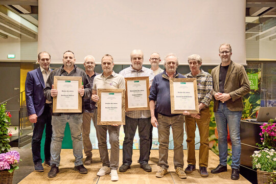 Die Preistr�ger von links nach rechts: Josef Moosbrugger (Pr�sident LK), Moster des Jahres Andreas Oberhauser, Ulrich H�fert (LK), Brenner des Jahres Alexander Berchtel, Obstveredler des Jahres Andreas Krammel, Marcel Strau� (GF L�ndle Qualit�tsprodukte Marketing GmbH), Brenner des Jahres Gerold & G�nther Gasser sowie LR Christian Gantner.