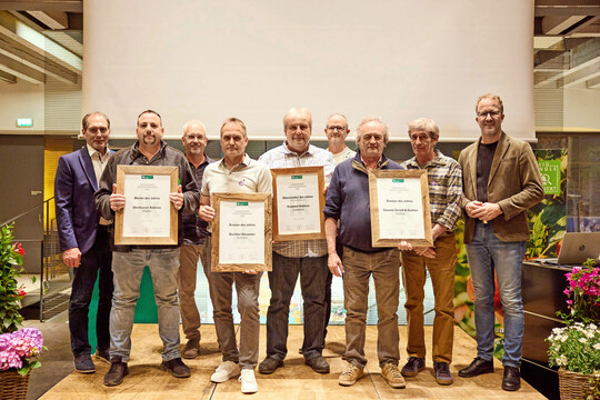 Die Preisträger mit Ehrengästen (v. l. n. r.): Josef Moosbrugger (Präsident LK), „Moster des Jahres“ Andreas Oberhauser, Ulrich Höfert (LK), „Brenner des Jahres” Alexander Berchtel, „Obstveredler des Jahres” Andreas Krammel, Marcel Strauß (GF Ländle Qualitätsprodukte Marketing GmbH), „Brenner des Jahres” Gerold und Günther Gasser sowie LR Christian Gantner.