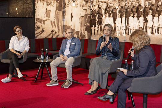 Kirschwasser 2:0 gesucht - �ber die Zukunft der heimischen Brennkunst sprach SWR-Moderatorin Marion Eiche (rechts im Bild) mit der Brennerin Sofie Masson (links im Bild), dem Bar-Experten J�rgen W�rner aus dem Europa-Park und der CDU-Landtagsabgeordneten Sarah Schweizer.