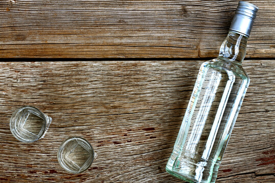 Farblos, aber wesentlich für die Qualität einer Spirituose: die verwendete Alkoholbasis.