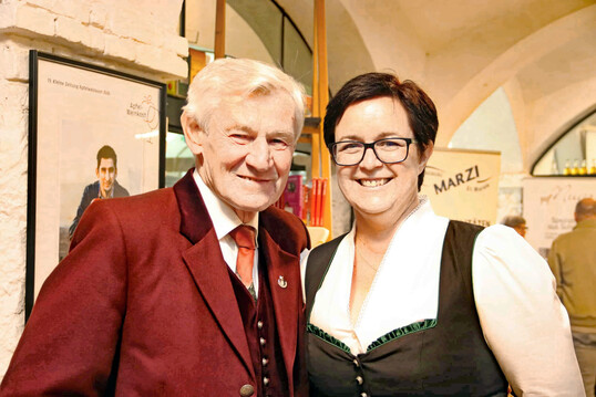 Die �gute Seele� der Mostbarkeiten Martina Kopp mit dem Obmann Hans K�stinger.