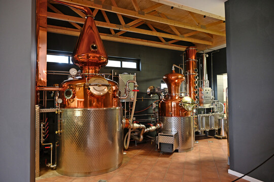 Brennerei St�rtebeker auf R�gen: Beispiel f�r eine gegl�ckte Betriebsnachfolge. Die St�rtebeker Brauerei lie� in der Vergangenheit ihren Whisky von Thomas Kliesow herstellen. Als der einen Nachfolger suchte, wurde im Jahr 2020 aus dem vertrauten Gesch�ftspartner ein Investor, der den Fortbestand der Brennerei sicherte, ja sie sogar ausbaute. Thomas Kliesow blieb als verantwortlicher Brenner an Bord.