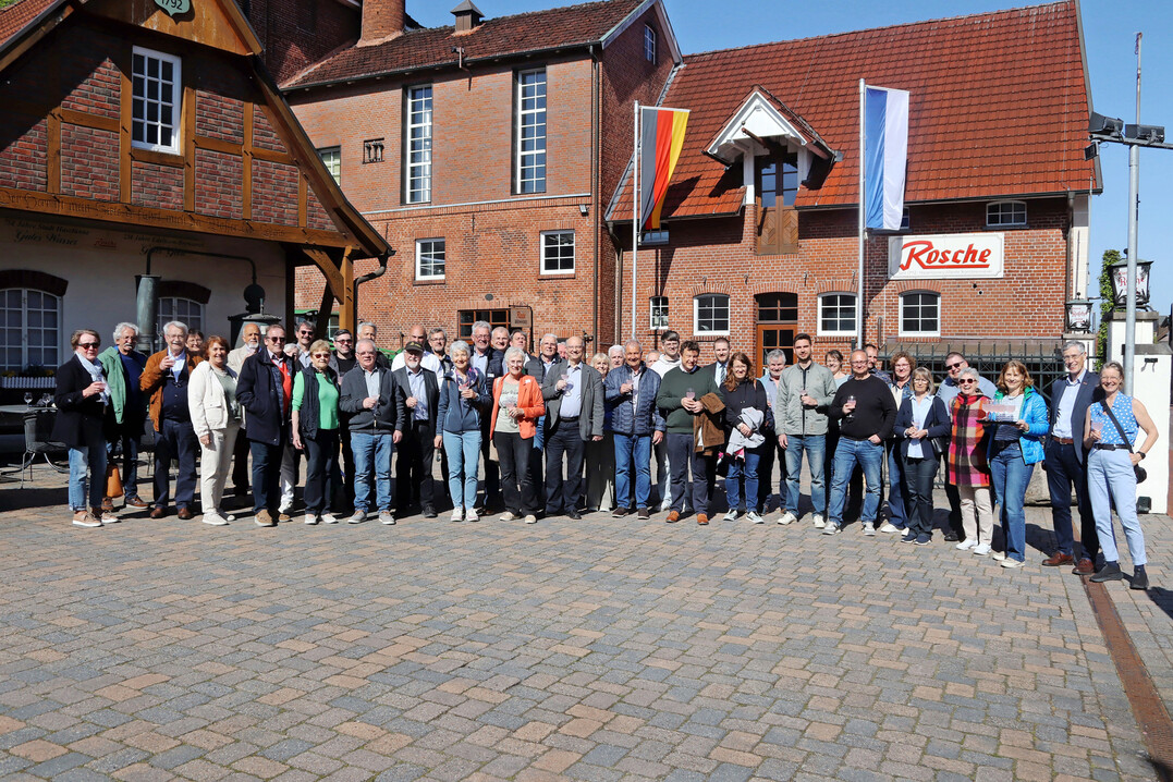 Die Teilnehmer an der GGBW-Jahrestagung 2026 in Haselünne vor der Brennerei Rosche.