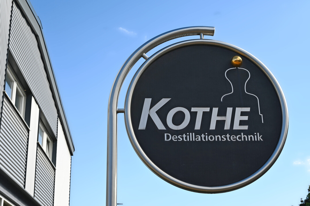 Firmenschild der Kothe Destillationstechnik GmbH.