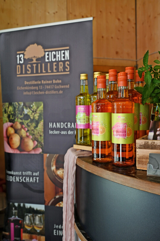 Die 13Eichen Distillers bieten auf der Landesgartenschau unter anderem auch ihre Spritz-Varianten als Basis für Longdrinks an.