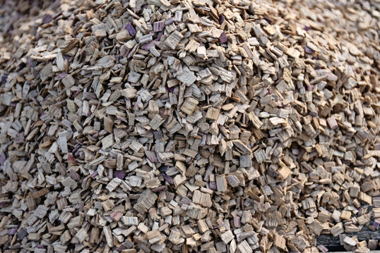 Holzchips für die Aromatisierung: bei Whisky nicht erlaubt.