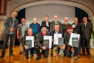 Von links stehend: Destillerie Bertsch aus Bludenz /Vbg. (auch bester Newcomer 2022), Destillerie Semlitsch, Klch/Stmk., Zecir Selimi, Brennmeister der Destillerie Pirker, Mariazell/Stmk., Tibor Vertes Brennerei Agardi, Ungarn, Destillerie Willmann, Ottenberghalde am Bodensee/D., Hausbrennerei Schtzelhof, Petzersberg bei Passau/D., Edeldestillerie Oberhofer aus Mils/Tirol, Edelbrennerei Gasteiger, Bad Ischl / O., 
Von links kniend: Georg Hiebl fr den Destillata Gesamtsieger in Silber - Hausbrennerei Fridolin Baumgartner, der Destillata Gesamtsieger in Gold - Jrgen Datzberger, Seppelbauer Destillerie, Amstetten/N., der Destillata Gesamtsieger in Bronze, Edgar Wernbacher, St. Barbara/Stmk., und der Seniorchef der Seppelbauer Destillerie, Bernhard Datzberger.