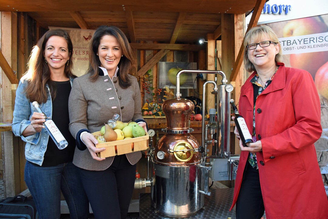Ministerin Michaela Kaniber (M.) mit Kommunalreferentin Kristina Frank (l.) und Stadträtin Renate Kürzdörfer