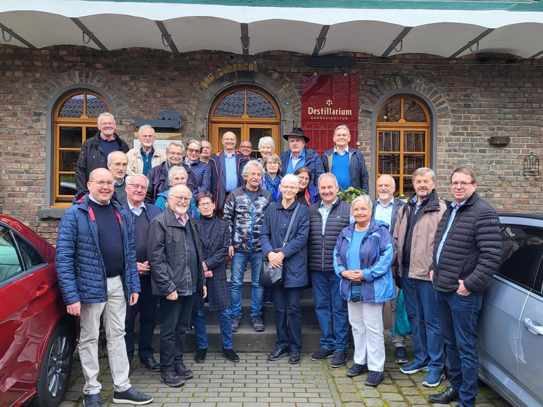 Die Teilnehmer an der GGBW-Jahrestagung vor der Eifeldestillerie.
