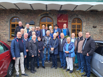 Die Teilnehmer an der GGBW-Jahrestagung vor der Eifeldestillerie.