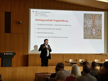 Manfred Gssinger erlutert das Prinzip der Nachlaufabtrennung anhand der Leitfhigkeitsmessung.