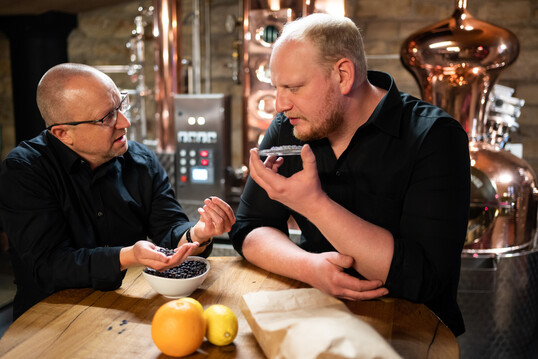 Botanicals fr Gin: Friedrich Springob und Philipp Schwarz bei der Rohwarenkontrolle