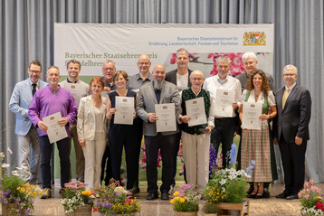 Das Foto zeigt Amtschef Hubert Bittlmayer (ganz auen rechts) gemeinsam mit Mathias Krnert (LWG, 2. Reihe, 1.v.li.) und Andrea Btz (GF BayernBrand GbR, 1. Reihe, 2.v.li.) sowie allen Preistrgerinnen und Preistrgern. 