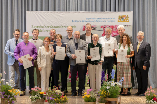 Das Foto zeigt Amtschef Hubert Bittlmayer (ganz auen rechts) gemeinsam mit Mathias Krnert (LWG, 2. Reihe, 1.v.li.) und Andrea Btz (GF BayernBrand GbR, 1. Reihe, 2.v.li.) sowie allen Preistrgerinnen und Preistrgern. 