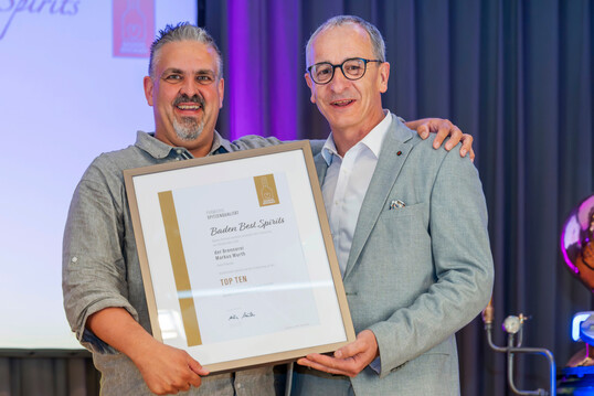 Mit 13 Ehrenpreisen war Markus Wurth der erfolgreichste Brenner bei der diesjhrigen Baden Best Spirits. Ulrich Mller (r.) gratuliert ihm.