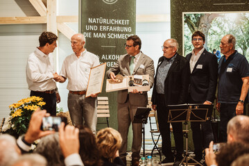 Jrg Geiger gratuliert Gnter Kolb zur Verleihung der Medaille.