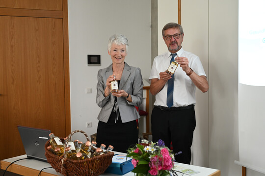 Dr. Claudia Bauer-Christoph und ihr Mann Dr. Norbert Christoph hatten fr alle Teilnehmer des Symposiums eine kleine Flasche Weinbrand mitgebracht.