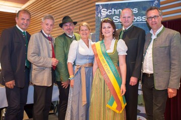 Von links nach rechts: Otto Auer/LK-N, Hermann Hauer/LAbg., Karl Posch/Obmann OMG, Klaudia Tanner/N Bauernbund, Heidi I/Edelbrandprinzessin OMG, Johann Dller/Bgmst. Reichenau, Georg Strasser/st. Bauernbund.