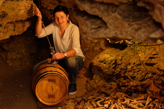 Franziska Kormann mit dem ersten Codex-Brand der bayerischen Edelbrandsommeliers, das in der Teufelshhle gelagert worden ist.