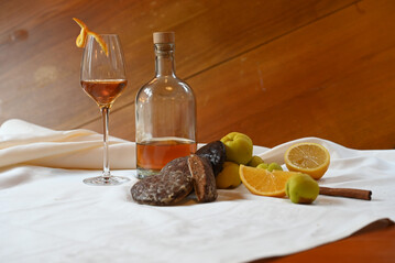 Quittenspirituose: Quittenbrand aromatisiert mit Lebkuchengewrz, Orange und Zitrone.