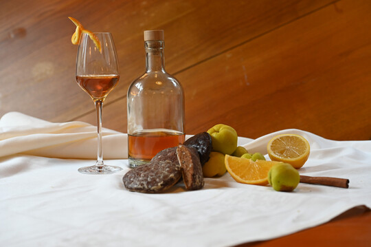 Quittenspirituose: Quittenbrand aromatisiert mit Lebkuchengewrz, Orange und Zitrone.