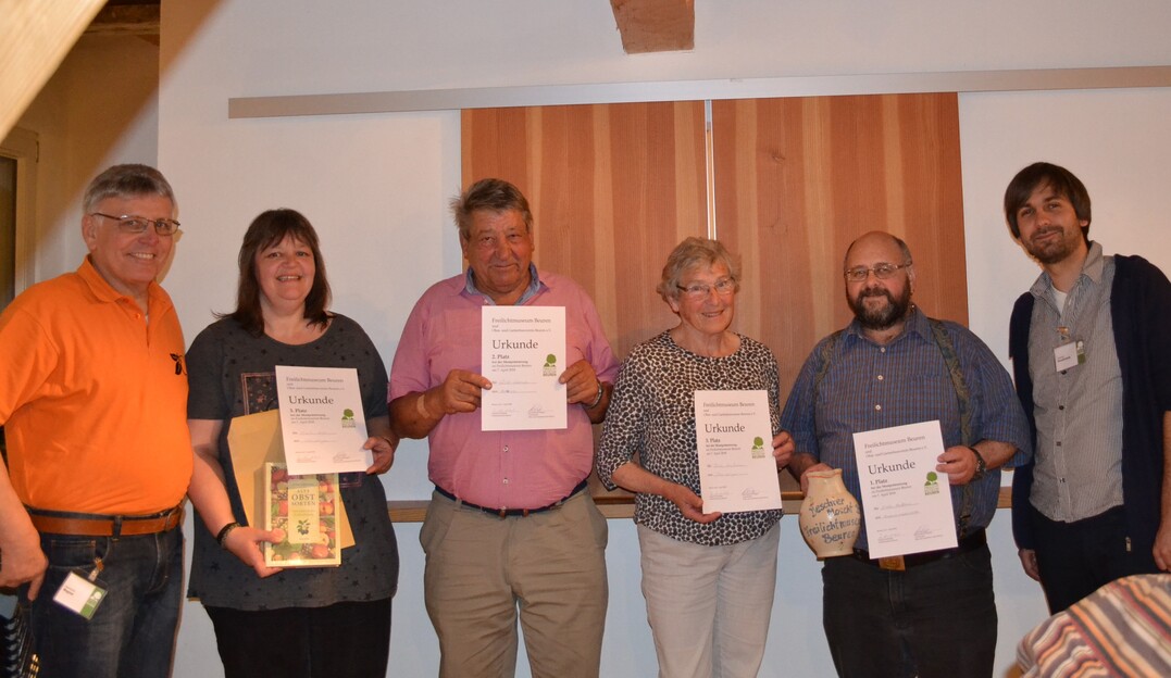 Flankiert vom Vorsitzenden des Obst- und Gartenbauvereins Beuren, Heinrich Wagner (l.) und Daniel Kondratiuk vom Freilichtmuseum Beuren (r.) die 4 Sieger bei der Mostprämierung 2018: Nicole Roller, 3. Platz, Willi Schmalz, 2. Platz, Martha Haußmann, 3. Platz, und Dieter Haußmann, dem Sieger 2018
