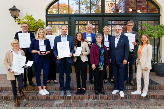 Ministerialdirektorin Gaby Kirschbaum (3.v.r., 1. Reihe) und DLG-Vizeprsident Dr. Diedrich Harms (2.v.r., 1. Reihe) mit den Bundesehrenpreistrgern Fruchtsaft in Berlin.