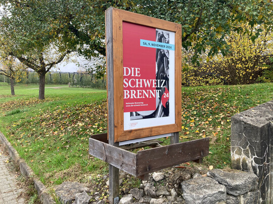 Hinweis auf den nationalen Brennertag "Die Schweiz brennt" bei der Brennerei von Ow.